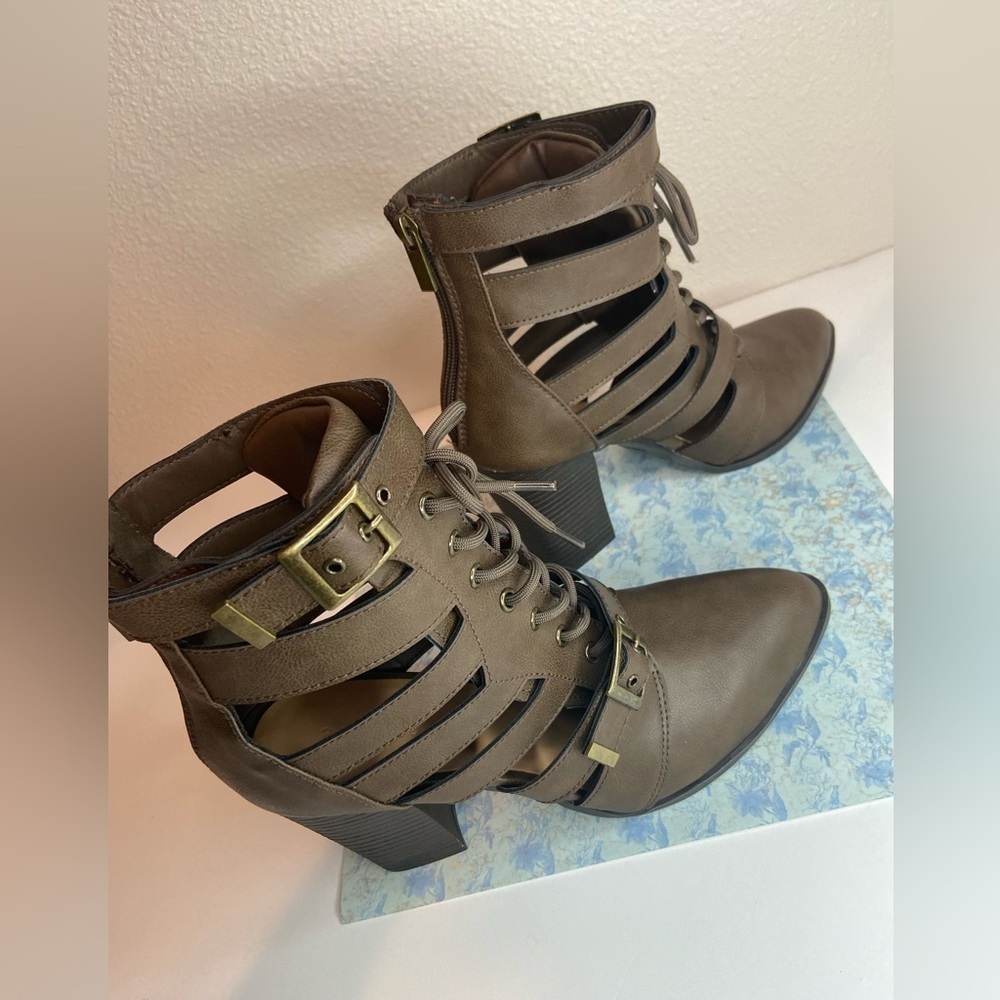 Bamboo~NIB~Faux Leather Lace Up & Double Buckle Cage Style Ankle Boot~Size 10 - Picture 6 of 14
